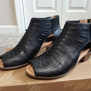 Earth Black Leather Sandals Sz 11